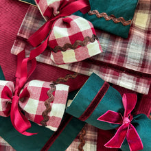 Load image into Gallery viewer, Luxury Christmas Crackers