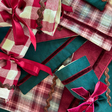 Load image into Gallery viewer, Luxury Christmas Crackers