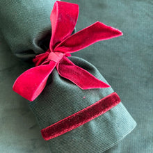 Load image into Gallery viewer, Luxury Christmas Crackers