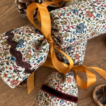 Load image into Gallery viewer, Luxury Christmas Crackers