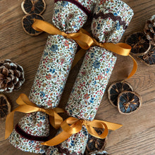 Load image into Gallery viewer, Luxury Christmas Crackers