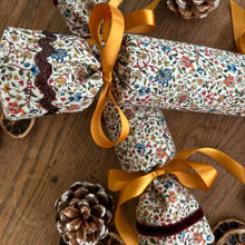 Load image into Gallery viewer, Luxury Christmas Crackers