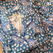 Load image into Gallery viewer, Blue and White Tiger
